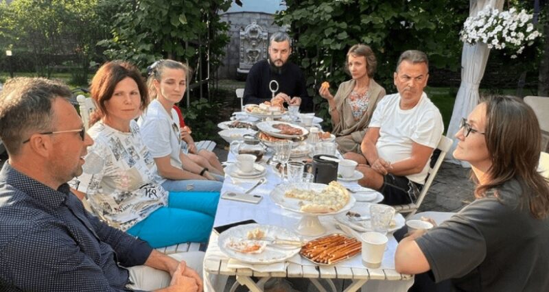 Moja mama była zamknięta w szafie podczas mojej ceremonii ślubnej — zaniemówiliśmy, gdy dowiedzieliśmy się, kto to zrobił i dlaczego.