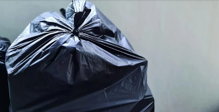 Mój sąsiad odmówił posprzątania swoich śmieci porozrzucanych po całej okolicy — ale karma się tym zajęła.