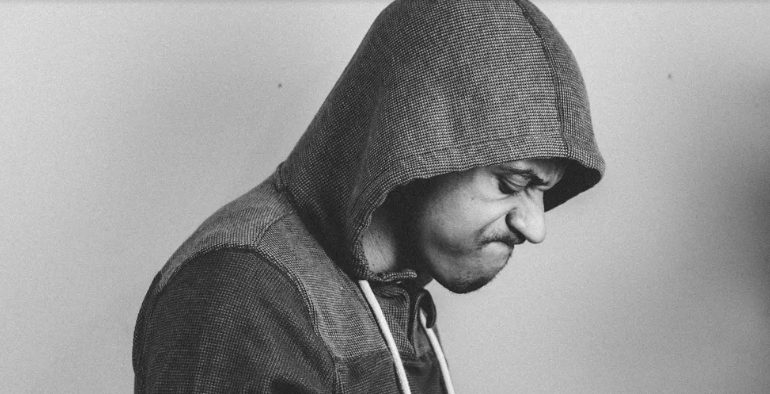 Mój sąsiad odmówił posprzątania swoich śmieci porozrzucanych po całej okolicy — ale karma się tym zajęła.