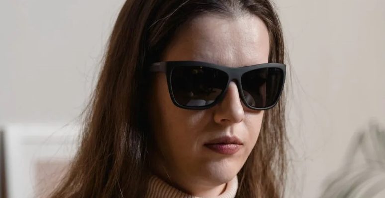 Syn Wstydzi się Swojej Matki, Zaprasza Inną Kobietę na Swój Bal Maturalny — Historia Dnia