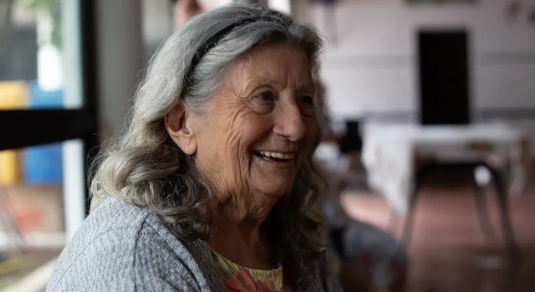 Nikt nie wiedział, że starsza kobieta od lat mieszkała w swoim samochodzie, dopóki sąsiad tego nie odkrył — Historia dnia