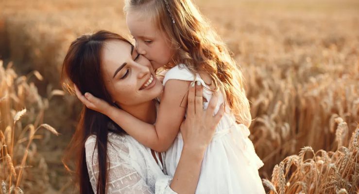 Biedny woźny kupuje starą lalkę na targu, daje ją dziecku i słyszy z niej trzaskający dźwięk — Historia dnia.