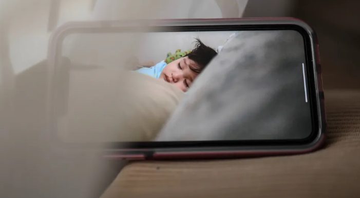 Pewnego dnia mama zamontowała monitor do pokoju swojego syna i przestraszyła się, gdy zobaczyła tam ruch — Historia dnia