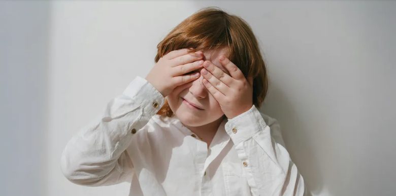 Mój mąż odszedł zaraz po diagnozie autyzmu naszego syna, a miesiąc później zażądał pełnej opieki — powód mnie oniemiał.