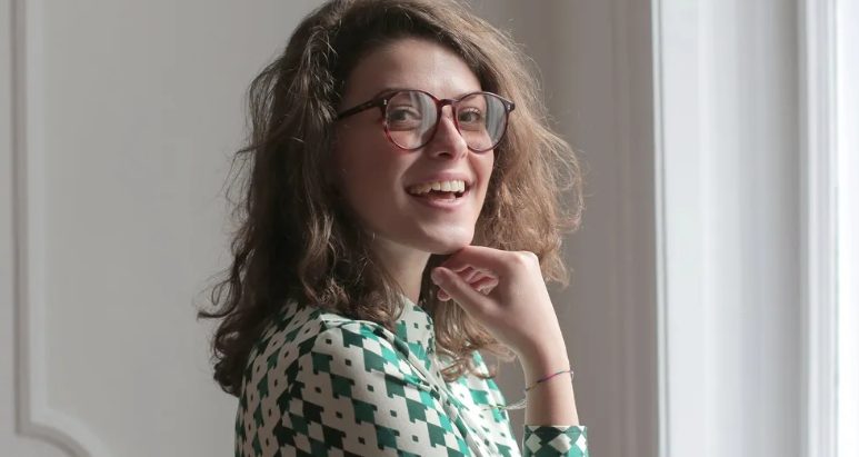 Młoda kobieta zostaje zatrudniona jako sprzątaczka i zauważa oprawione zdjęcie swojej matki w pokoju swojego szefa.
