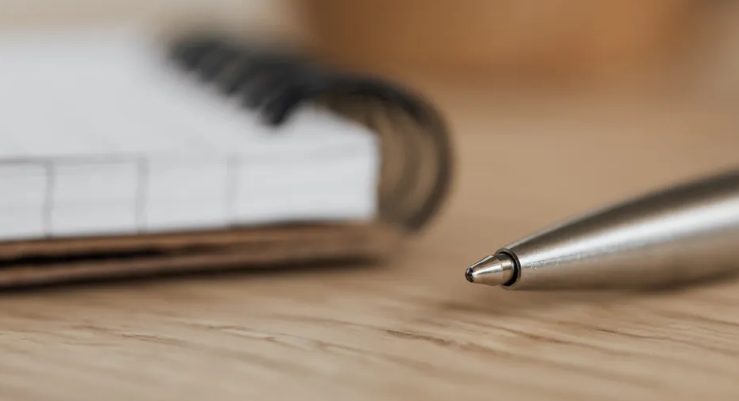Biedny woźny kupuje starą lalkę na targu, daje ją dziecku i słyszy z niej trzaskający dźwięk — Historia dnia.