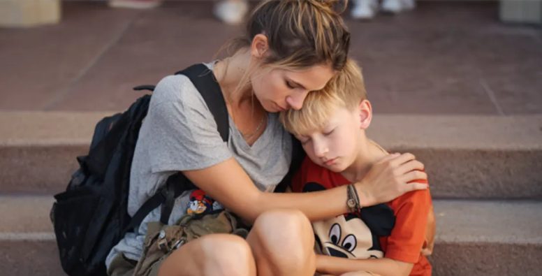 Moja ciotka zniknęła z moim dowodem i pieniędzmi w Disneylandzie — wymyśliłem idealną zemstę w drodze powrotnej pociągiem.