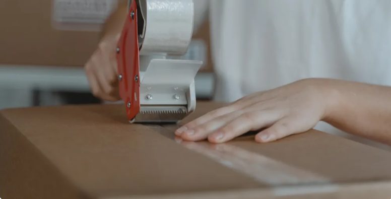 Mąż porzuca żonę i dziecko dla młodszej kobiety, a po latach córka zostaje jego szefową — historia dnia.
