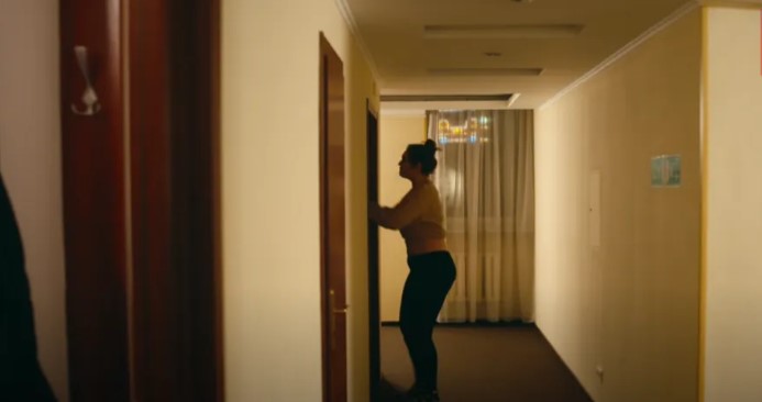 Mąż zdradza żonę z sekretarką, potem karma go dopada – Historia dnia
