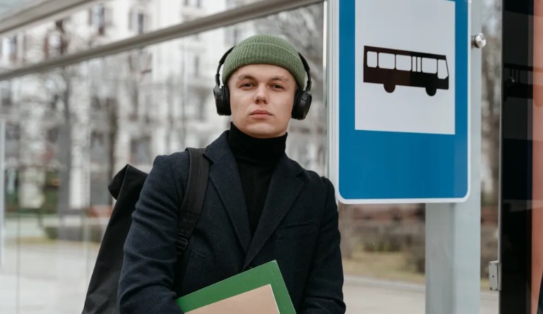 Starsza para wydaje ostatnie oszczędności na edukację wnuka, a on nie zaprasza ich na swoją ceremonię ukończenia studiów – historia dnia.