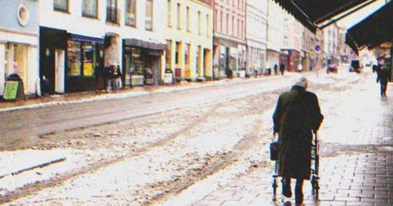 Starsze małżeństwo rozwodzi się po 53 latach wspólnego życia, a potem mężczyzna widzi swoją byłą żonę na randce w kawiarni: historia dnia.