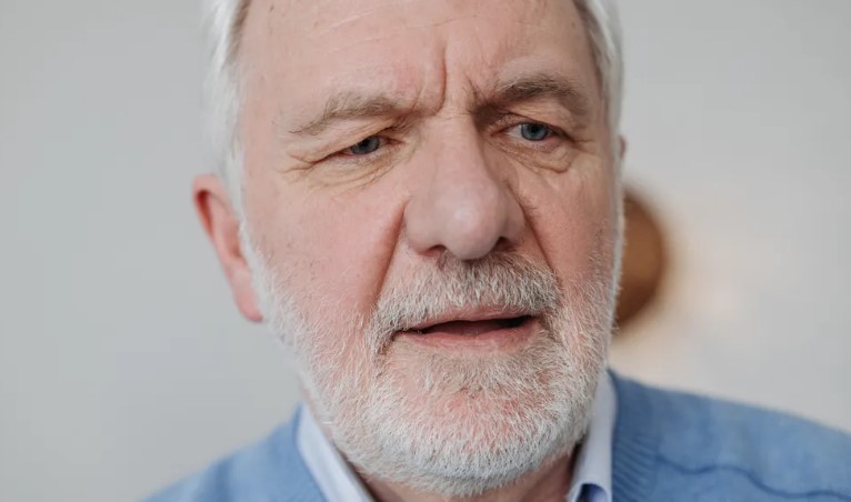 Starsza para wydaje ostatnie oszczędności na edukację wnuka, a on nie zaprasza ich na swoją ceremonię ukończenia studiów – historia dnia.