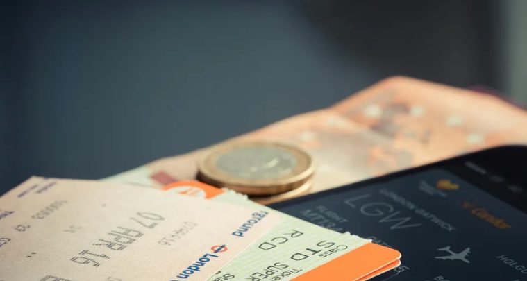 Mój mąż kupił bilety pierwszej klasy dla siebie i swojej mamy, zostawiając mnie z dziećmi w klasie ekonomicznej – moja lekcja dla niego była surowa.