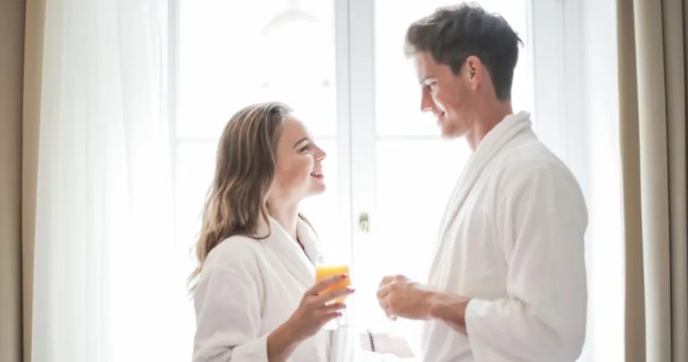 Niespodziewanie zobaczyłam mojego męża w eleganckim garniturze wychodzącego z kliniki położniczej z dwojgiem dzieci na rękach.