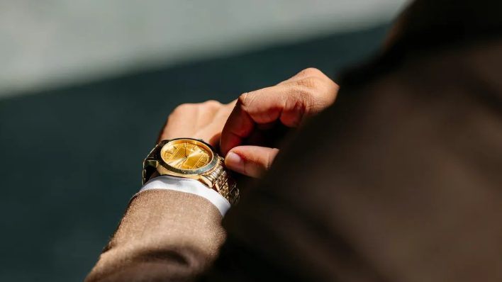 Mój noworodek wrzeszczał na oddziale ratunkowym, gdy mężczyzna w zegarku Rolex powiedział, że marnuję zasoby – wtedy do pokoju wbiegł lekarz i zszokował wszystkich.