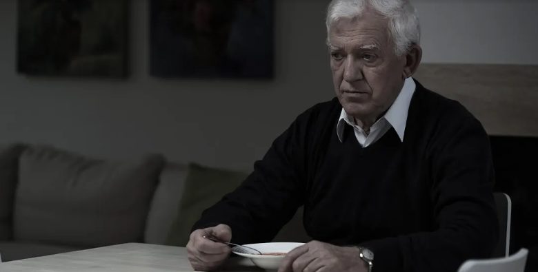 Pozwoliłam mojemu samotnemu sąsiadowi zostać u mnie, gdy jego dom był naprawiany po burzy, i szybko zrozumiałam, dlaczego był sam – historia dnia.