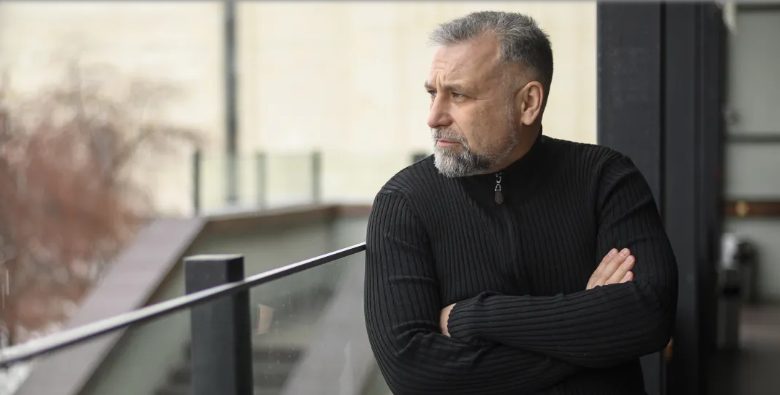 Pewnego dnia mój teść wybuchnął: „Zapomniałaś, w czyim domu mieszkasz?” — Poczułam się upokorzona i musiałam się odegrać.