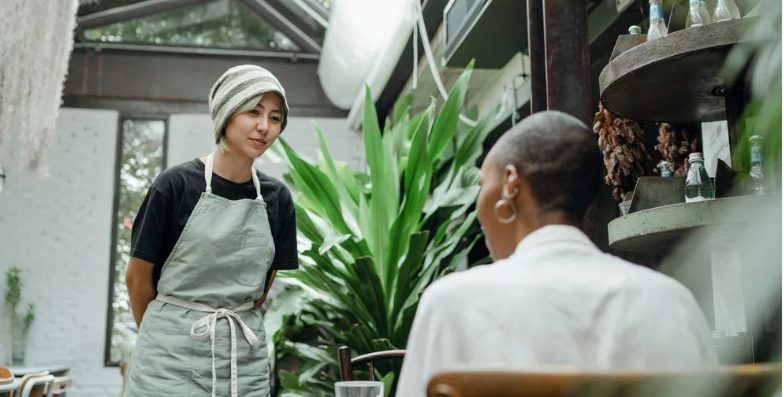 Kelnerka kazała mi uklęknąć w restauracji — jej powód doprowadził mnie do łez