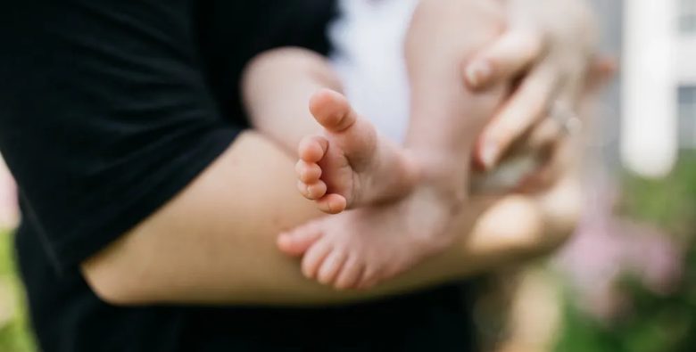 Mężczyzna wraca z delegacji i widzi nowo narodzone dziecko na stole z dwoma notatkami obok — Historia dnia
