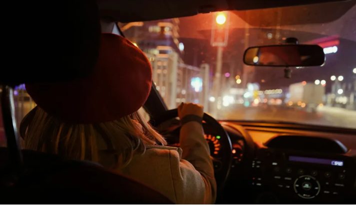 Tata wyrzucił mamę i mnie z domu, żeby zamieszkać ze swoją kochanką – 20 lat później chciał mojej spadku.