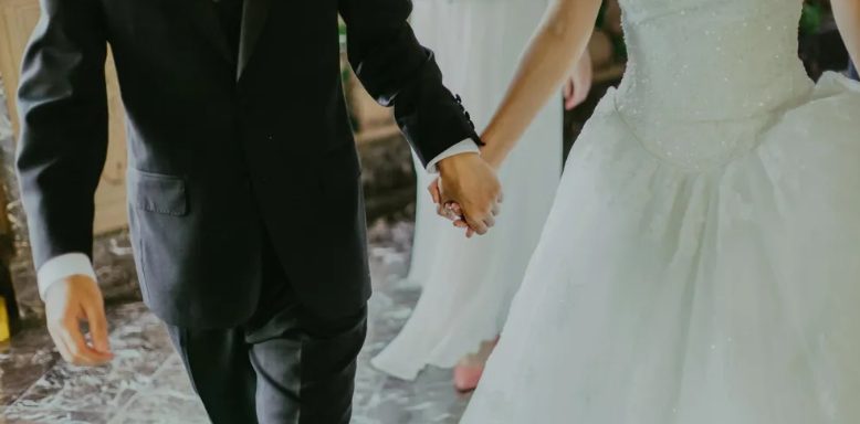 Mój tata podczas przemówienia przypisał sobie zasługę zapłacenia za mój ślub – ale to mój ojczym zapłacił za wszystko.