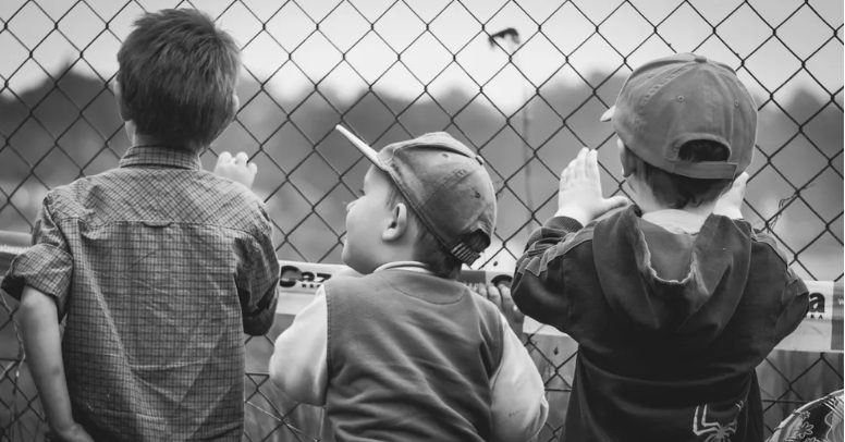 Lekarz wychowuje trojaczki po tym, jak matka umiera podczas porodu, a po 5 latach pojawia się ich biologiczny ojciec — historia dnia