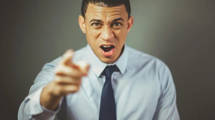 Mój noworodek wrzeszczał na oddziale ratunkowym, gdy mężczyzna w zegarku Rolex powiedział, że marnuję zasoby – wtedy do pokoju wbiegł lekarz i zszokował wszystkich.