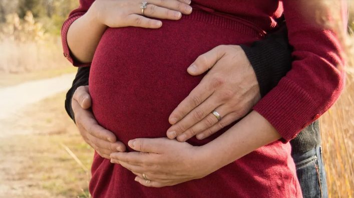 Mój wnuk potajemnie podarował mi krótkofalówkę do rozmów przed snem – to, co usłyszałem pewnej nocy, mnie zdruzgotało.