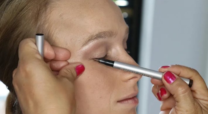 Moja przyrodnia siostra poprosiła mnie o wykonanie makijażu i fryzur dla niej oraz sześciu druhen w dniu swojego ślubu – a potem odmówiła zapłaty.