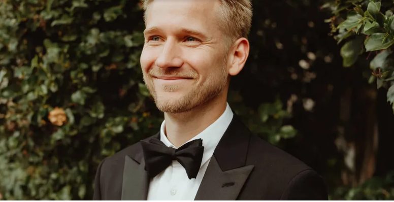 Mój narzeczony celowo wrzucił mnie do basenu podczas naszej sesji ślubnej – reakcja mojego taty sprawiła, że wszyscy oniemieli.