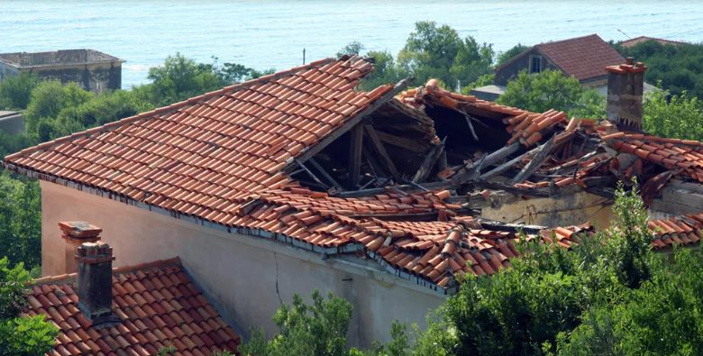 Pozwoliłam mojemu samotnemu sąsiadowi zostać u mnie, gdy jego dom był naprawiany po burzy, i szybko zrozumiałam, dlaczego był sam – historia dnia.