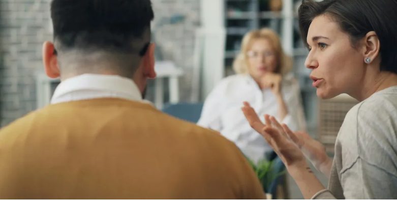 Odziedziczyłem szafę z rzeczami do sprzątania po babci – ale zostawiła sekret za miotłą.