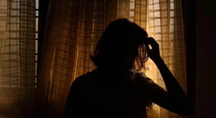 Mój nowy sąsiad bezwstydnie flirtował z moim mężem — więc dałam jej srogą lekcję.