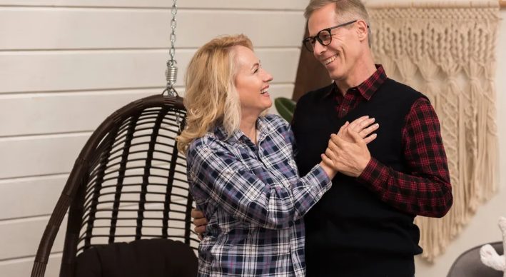 Mój nowy sąsiad bezwstydnie flirtował z moim mężem — więc dałam jej srogą lekcję.