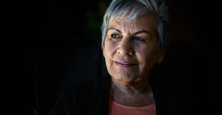 Przygarnęłam żebraczkę z dzieckiem, ponieważ przypominała mi moją zmarłą córkę – to, co zrobiła w moim domu, wstrząsnęło mną do głębi