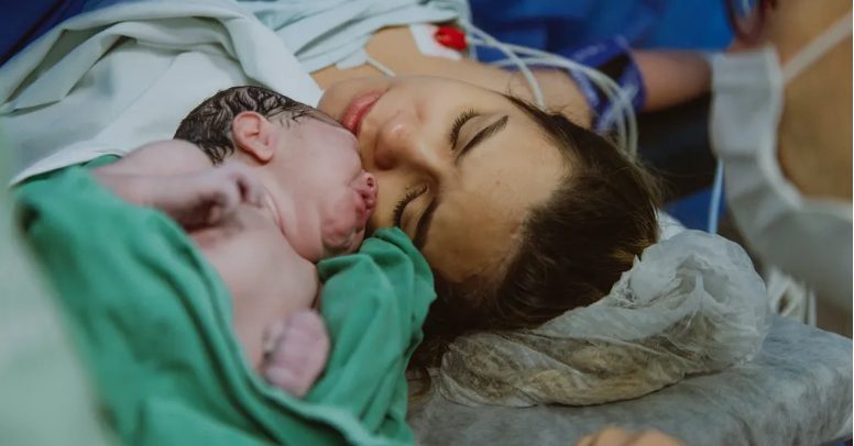 Lekarz wychowuje trojaczki po tym, jak matka umiera podczas porodu, a po 5 latach pojawia się ich biologiczny ojciec — historia dnia