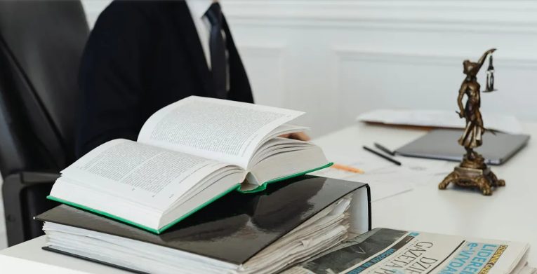 Mój ojczym zostawił mi majątek wart 640 000 dolarów, podczas gdy moja mama i przyrodnia siostra dostały po 5 000 dolarów – to, co zrobiły po odczytaniu testamentu, zszokowało mnie.