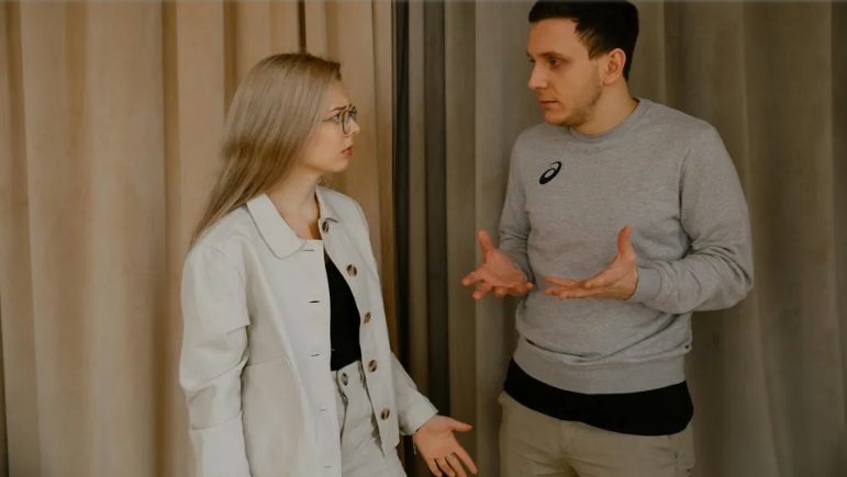 Mój mąż bez pracy potajemnie pobierał czynsz od mojej niepełnosprawnej siostry, która mieszka z nami – Ogromny błąd.