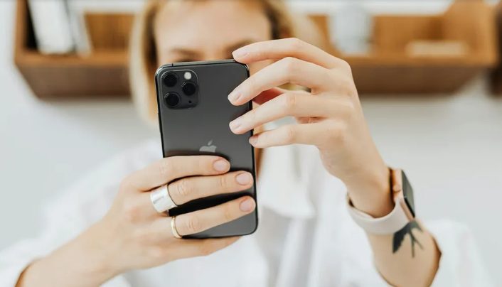 Mój mąż wyrzucił mnie z domu, gdy wróciłam z chemioterapii i zobaczyłam go całującego się z kochanką – 24 godziny później klęczał przede mną, błagając, żebym wróciła.