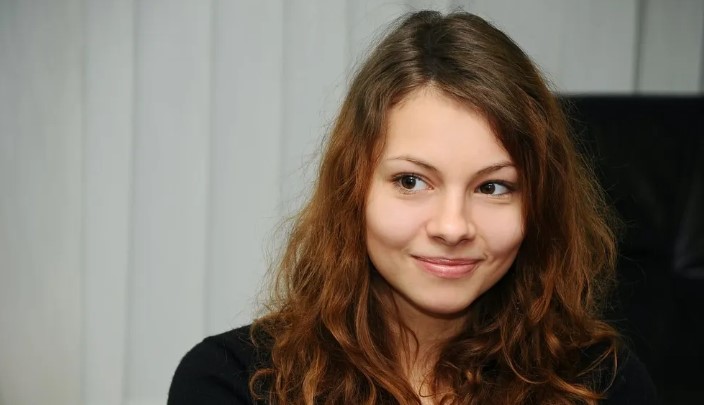 Wyrzucając staruszkę na mróz, zobaczył coś, co zmieniło wszystko. „Od okrucieństwa do szoku: spotkanie z narzeczoną i tajemnicze zdjęcie”.