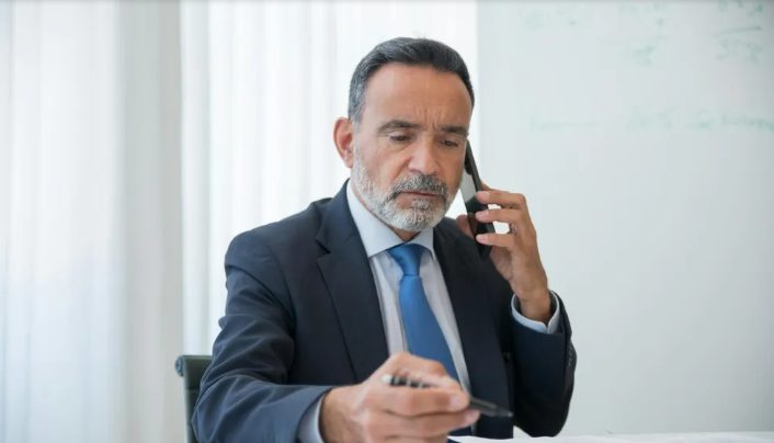 Mój mąż wyrzucił mnie z domu, gdy wróciłam z chemioterapii i zobaczyłam go całującego się z kochanką – 24 godziny później klęczał przede mną, błagając, żebym wróciła.