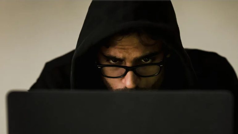 Mój mąż bez pracy potajemnie pobierał czynsz od mojej niepełnosprawnej siostry, która mieszka z nami – Ogromny błąd.