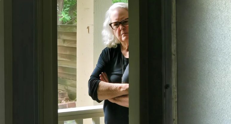 Starsza pani mieszkająca obok poprosiła o pokazanie testamentu mojej babci — gdy powiedziałam „nie”, odmówiła opuszczenia mojego ganku.