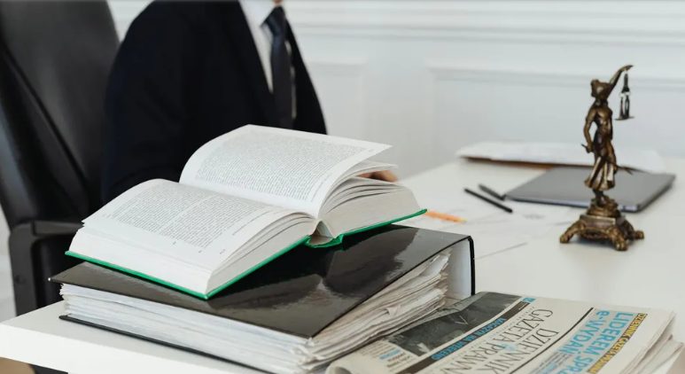 Mój ojczym zostawił mi swój majątek w wysokości 640 000 dolarów, podczas gdy moja mama i moja przyrodnia siostra dostały po 5 000 dolarów – to, co zrobiły, gdy odczytano testament, wprawiło mnie w osłupienie.