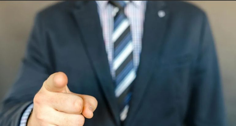 Opłakiwałem moją żonę przez 5 lat – pewnego dnia byłem oszołomiony, widząc te same kwiaty z jej grobu w wazonie w kuchni.