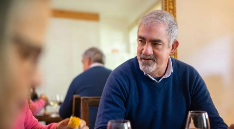 Mój mąż potajemnie przeniósł mnie do klasy biznes, a mnie zostawił z naszymi bliźniętami w klasie ekonomicznej – nie przewidział, że karma nadejdzie.