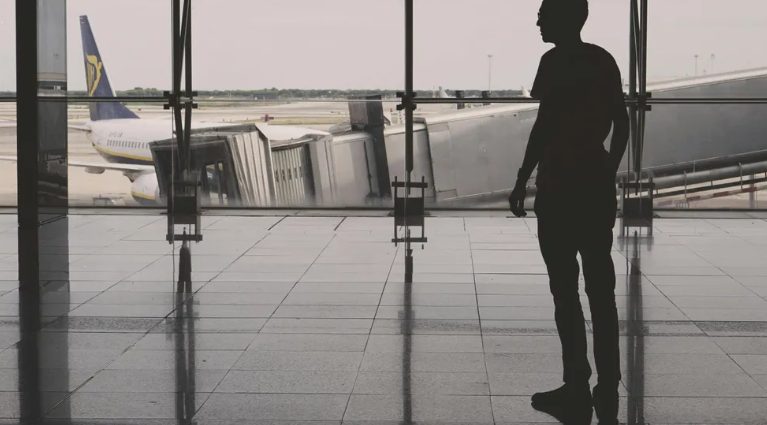 Mój mąż potajemnie przeniósł mnie do klasy biznes, a mnie zostawił z naszymi bliźniętami w klasie ekonomicznej – nie przewidział, że karma nadejdzie.