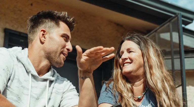 Mój mąż potajemnie przeniósł mnie do klasy biznes, a mnie zostawił z naszymi bliźniętami w klasie ekonomicznej – nie przewidział, że karma nadejdzie.