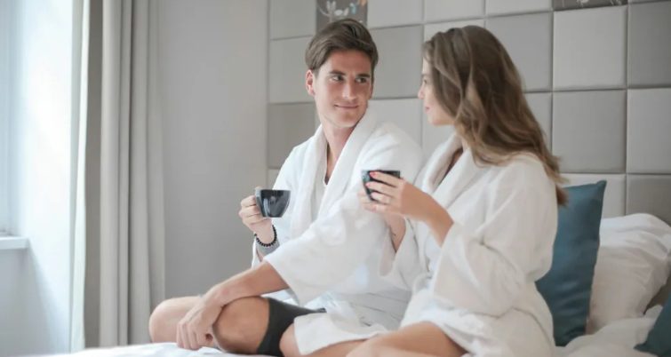 Mój chłopak opuścił hotel wcześniej i zostawił mnie z rachunkiem za minibar i obsługę pokoju na 1350 dolarów — kreatywnie się zemściłam.