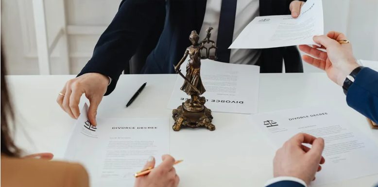 Mój mąż traktował mnie jak służącą i nianię dla swoich dzieci, więc rozwiodłam się z nim – 16 lat później dostałam wiadomość od jego córki, która sprawiła, że płakałam.